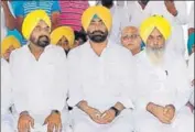  ??  ?? ■ AAP rebel MLA Sukhpal Singh Khaira (C) with Kharar MLA Kanwar Sandhu (left) at a convention of volunteers in Moga. HT PHOTO