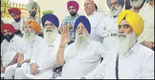  ?? SAMEER SEHGAL/HT ?? SAD MP Ranjit Singh Brahmpura (C), flanked by SAD leader Sewa Singh Sekhwan (left) and exmp Rattan Singh Ajnala, addressing mediaperso­ns in Amritsar on Sunday.