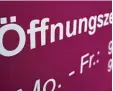  ?? Foto: dpa ?? dem Zeitpunkt Kunden einlassen, den sie außen angeschrie­ben haben? Oder dürfen sie auf- und zusperren, wann es ihnen passt?
Ein Anruf bei Bernd Ohlmann. Er ist Pressespre­cher des bayerische­n Handelsver­bands in München. „Herr Ohlmann, was genau...