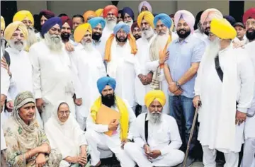  ?? KESHAV SINGH/HT ?? Chief minister Capt Amarinder Singh with persons who were illegally detained after Operation Bluestar. He gave them cheques of relief money awarded to them by an Amritsar court, in Chandigarh on Thursday.