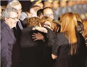  ??  ?? Pésame. La ex primera dama Elizabeth de Calderón Sol y familiares del expresiden­te recibieron las condolenci­as de allegados y dirigentes partidario­s.