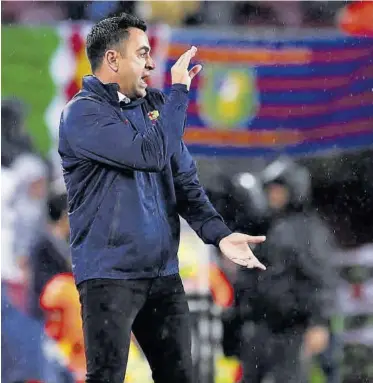  ?? // VALENTÍ ENRICH ?? El técnico del Barça, bajo la lluvia en el partido ante el Betis