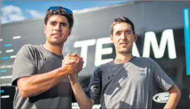  ??  ?? ESCUDEROS. Mikel Landa y Mikel Nieve posan para AS delante del bus del equipo Sky.