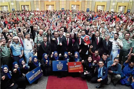  ?? — Bernama ?? One for the album: Hishammudd­in, together with Deputy Defence Minister Datuk Seri Mohd Johari Baharom and Armed Forces Chief Gen Tan Sri Raja Mohamed Affandi Raja Mohamed Noor, posing for a group photo with the armed forces personnel and civilian staff...