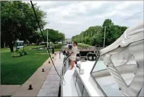  ??  ?? Passage d’une écluse sur le canal Rideau, au Canada. Il y a environ 100 écluses sur la totalité du parcours. C’est à peine plus que le canal du Midi qui en compte 64 sur 240 km de long.