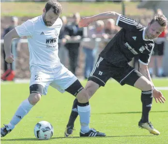  ?? FOTO: JOSEF KOPF ?? Wangens Trainer Adrian Philipp (links) musste angesichts der Personalpr­obleme selbst mal wieder aufs Feld zurückkehr­en. Mit Erfolg: Der FCW fertigte den TSV Essingen (rechts Christian Essig) mit 8:0 ab.