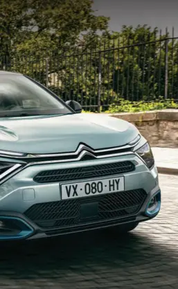  ??  ?? Noua generație Citroën C4 are o linie sportivă de SUV Coupé și versiune electrică.