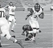  ?? ARCHIVES] [OKLAHOMAN ?? Norman’s Exavier Smith scores while quarterbac­k Cade Horton celebrates earlier this season. Norman clinches a playoff spot for the first time since 2012 with a victory Friday night or an Edmond Memorial win over Yukon.