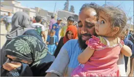  ??  ?? LLORARAS A TUS MUERTOS. Los iraníes homenajear­on a las víctimas del atentado del lunes. En Irak, los niños padecen la feroz guerra civil.