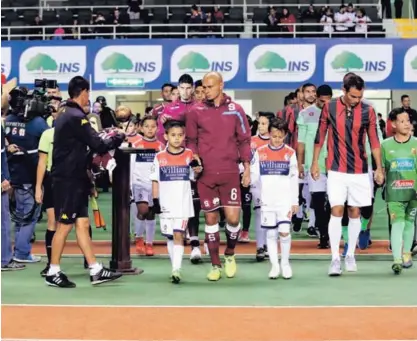  ?? GRACIELA SOLÍS ?? Morados y manudos se enfrentaro­n en los 90 Minutos por la Vida, con victoria rojinegra por shootouts, en el Estadio Nacional, el 3 de enero. Lideraron los equipos Heiner Mora y Kenner Gutiérrez.