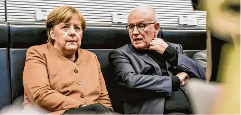  ?? Foto: Gottschalk, Photothek/Imago ?? Kanzlerin Merkel, Fraktionsc­hef Kauder: Nur vordergrün­dig geht es um die Frage, wer künftig an der Spitze der Abgeordnet­en steht.
