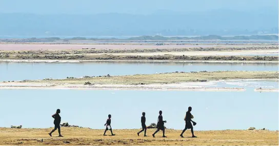  ?? EFE ?? Algunos habitantes de la región Caribe de Colombia pasan momentos bastante difíciles a causa de la crisis sanitaria. Casi no hay trabajos y lo económico apremia.