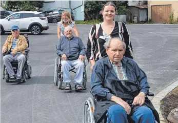  ?? FOTO: KLAUS WEISS ?? Per Rollstuhl, Auto oder auch Krankentra­nsport ging es für die Bewohner des Bad Buchauer Pflegeheim­s in ihr neues Zuhause, das Haus Irmengardi­s.