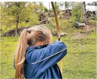  ?? FOTO: ALEXANDRA FRANK/DPA-TMN ?? Der Bogenparco­urs im Vinschgau macht den Kindern deutlich mehr Spaß als reines Wandern.