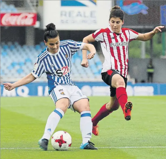  ?? FOTO: UNCITI ?? Leyre Baños trata de golpear el balón en presencia de una oponente del Athletic durante el transcurso del derbi del domingo en Anoeta