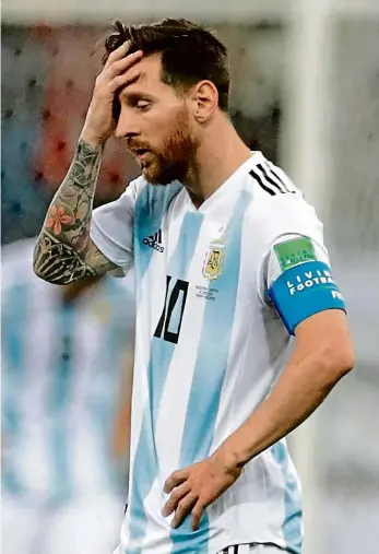  ?? Foto: ČTK ?? Neplač pro mě, Argentino... Idol a kapitán Lionel Messi jako by těžko chápal, jaká pohroma se na něj a jeho tým na mistrovstv­í světa v Rusku valí. Argentina, finalista posledního šampionátu, je blízko vyřazení.
