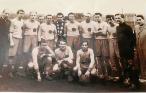  ?? FOTO: ARCHIV PETER MASE ?? Die Fußballer des FC Union Mühlhausen mit ihrem Trainer Alfred Mase (links) Mitte der 1950er-jahre.