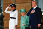  ?? FOTO: GETTY ?? Königin Elizabeth (Mitte) empfängt Melania und Donald Trump im Buckingham-Palast.