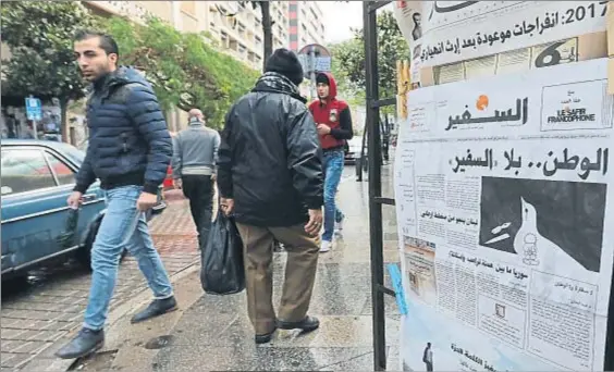  ?? ANWAR AMRO / AFP ?? El último número. Un ejemplar de la última edición de Al Safir, en un quiosco del beirutí barrio de Hamra, el
pasado 31 de diciembre