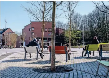  ?? FOTO: CHRISTIAN ALBUSTIN ?? Der Sonnenhaus­platz ist sonst bei diesem Wetter voll, hier sitzen nur zwei Menschen auf den Bänken.