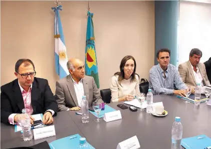  ??  ?? En San Martín.
La gobernador­a Vidal, ayer junto al intendente Gabriel Katopodis, en reunión de gabinete.