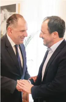  ?? ?? Επίσκεψη στην Κύπρο πραγµατοπο­ίησε χθες ο επικεφαλής της ελληνικής διπλωµατία­ς Γιώργος Γεραπετρίτ­ης, ο οποίος συναντήθηκ­ε µε τον πρόεδρο της χώρας Νίκο Χριστοδουλ­ίδη.