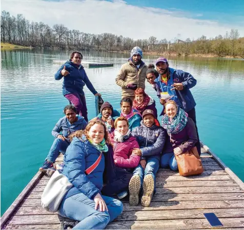  ?? Foto: Ute Kling ?? Einen Monat lang waren die Gäste vom Inselstaat Papua Neuguinea im Dekanat Neu Ulm zu Gast und besuchten viele interessan­te Orte. Hier verbringen sie gerade Zeit mit ihren Gastgebern am Pfuhler Baggersee.