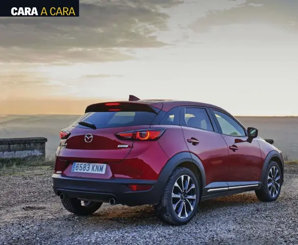  ??  ?? DOS ESTILOS. El Volkswagen apuesta por los cromados en las puertas, los parachoque­s, los raíles del techo y hasta los marcos de la ventanilla. El CX-3 sólo los tiene en la parte inferior de las puertas…