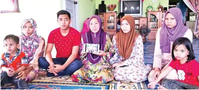  ??  ?? RAZAIAH (dua kiri) bersama adik-beradik dan anak saudara arwah Mazlan ditemui pemberita di kediaman makciknya di Kg Batu Tinagat Tawau. Turut kelihatan, ibu arwah, Asmah Abdalis yang memegang foto kenangan mereka sekeluarga.