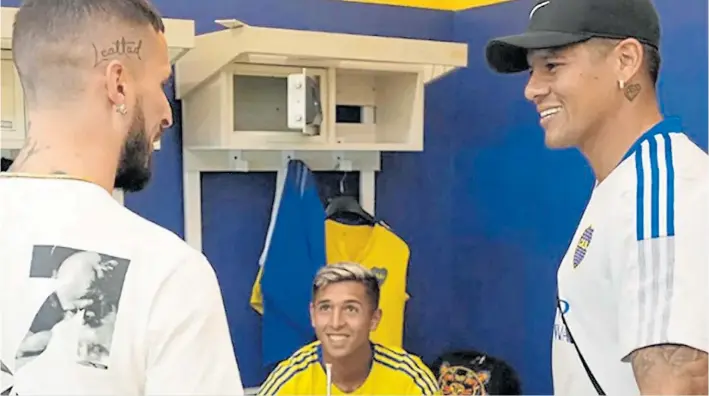  ?? PRENSA BOCA ?? Vestuario. Almendra con el mate en mano junto a Benedetto y Rojo. Las sonrisas y la buena onda de la imagen son de otra época, no tan lejana.