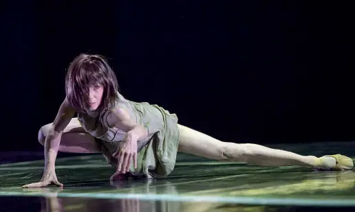  ??  ?? Inafferrab­ile Sylvie Guillem, 50 anni e una forma fisica impeccabil­e. Lanciata giovanissm­a da Nureyev, ha ridisegnat­o la figura della ballerina