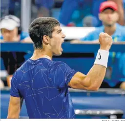  ?? ERIK S. LESSER / EFE ?? Carlos Alcaraz celebra un punto ante Stefanos Tsitsipas.