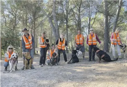  ?? Fotos: Asociación Perros Rastreador­es ?? Spürhunde und ihre Herrchen sind bereit, um zu helfen.
