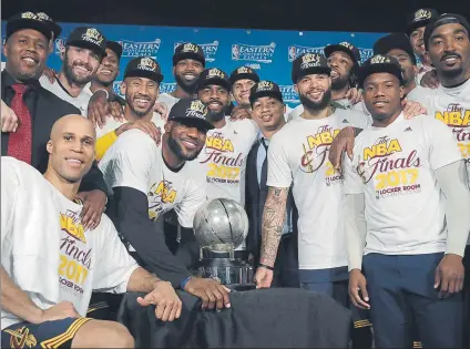  ?? FOTO: AP ?? Los Cavaliers, otra vez campeones del Este. El equipo de Cleveland ha ganado este trofeo los tres últimos años