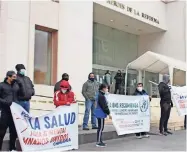  ??  ?? El pasado 5 de diciembre dueños de gimnasios se manifestar­on frente al edificio Héroes de la reforma en la capital