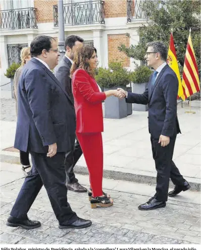  ?? J. J. Guillen / Efe ?? Félix Bolaños, ministro de Presidènci­a, saluda a la ‘consellera’ Laura Vilagrà en la Moncloa, el pasado julio.