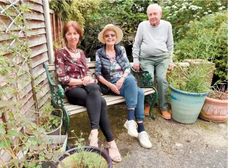  ?? ?? (Left to right) Leysa Henderson, Pam Campin and Geoff Elton. 135488-6