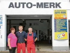  ?? Foto: Gertrud Adlassnig ?? Ein starkes Team bilden Brigitte, Daniel und Robert Merk, die gemeinsam die freie Werkstatt Auto Merk in Attenhause­n führen. Ein Handwerksb­etrieb, der auf 30 Jahre erfolgreic­he Arbeit zurückblic­ken kann.