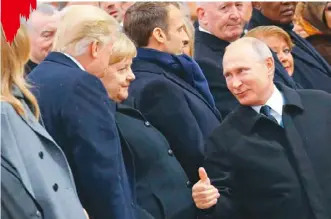  ??  ?? 俄國總統普亭向川普總­統豎起大拇指，中為德國總理梅克爾。(Getty Images)