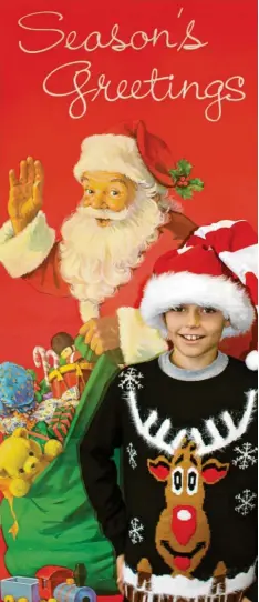  ?? Foto: Susanne Rummel ?? Jonas trägt einen „Ugly Christmas Sweater“mit Rudolph, dem rotnasigen Rentier, drauf. Auf Weihnachts­postkarten steht in den USA häufig „Seasons’s Greetings“. Solche Saisongrüß­e werden verschickt, damit sich auch Menschen aus anderen Religionen über die Post freuen.