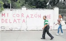  ??  ?? “El amor, lo amoroso, es lo nuestro, es nuestro lenguaje y por ahí nos vamos, es lo que más me interesa”, asegura el creador del movimiento Acción Poética.