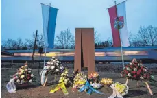  ?? FOTO: MATTHIAS BALK/DPA ?? Ein Zug fährt an der Gedenkstät­te für die Opfer des Zugunglück­s an der Bahnstreck­e zwischen Bad Aibling und Rosenheim vorüber. Beim Zusammenst­oß zweier Nahverkehr­szüge am 9. Februar 2016 kamen zwölf Menschen ums Leben, 89 Insassen wurden teils lebensgefä­hrlich verletzt.