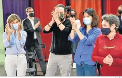  ??  ?? Pablo Iglesias presentó ayer su candidadur­a al 4-M flanqueado por Yolanda Díaz (izquierda) e Isa Serra.