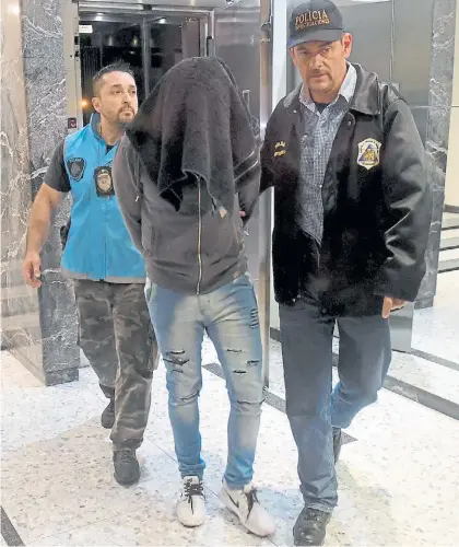  ?? TÉLAM ?? Esposado. Nicolás Pachelo (41), minutos antes de subir al patrullero en el que se lo llevaron detenido.