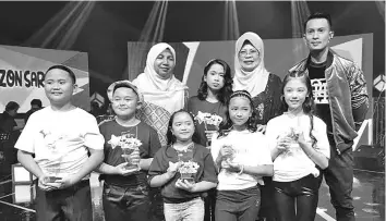  ??  ?? Fatimah in a photocall with Syayid (left) Nor Mohamed (second left) and Puteri Nurnasuha (centre) together with the other finalists.