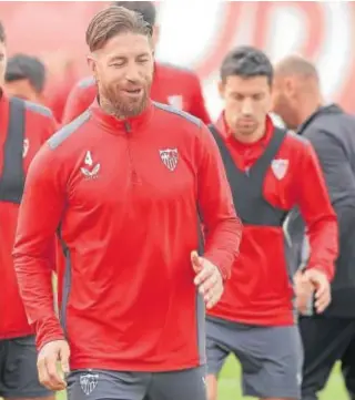  ?? // VÍCTOR RODRÍGUEZ ?? Ramos y Navas, en un entrenamie­nto del Sevilla