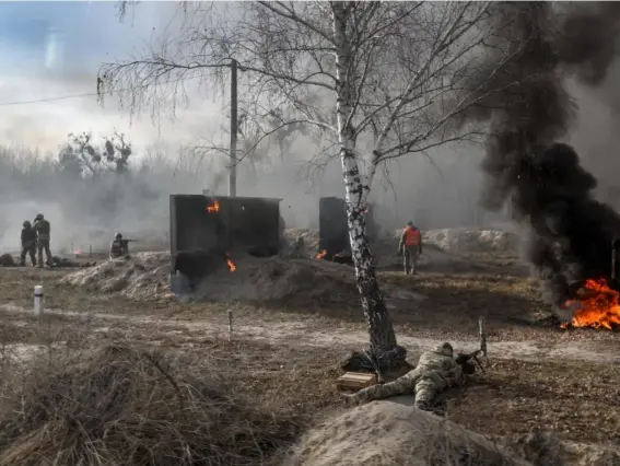  ?? (EPA) ?? Ukrainians during military drills at a shooting range near Zhytomir yesterday