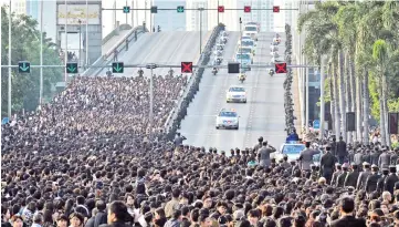  ?? — AFP photo ?? File photo shows the motorcade transporti­ng the body of Bhumibol to his palace in Bangkok.