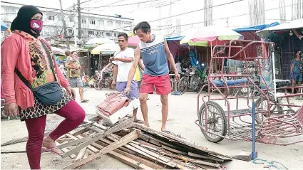  ?? /Allan Cuizon ?? ■ HAWAN. Human ma-demolish ang illegal nga mga stall sa may Brgy. Centro, luag na ang dagan sa mga sakyanan sa tulo ka mga karsada sa dakbayan, matod sa Traffic Enforcemen­t Agency of Mandaue (Team). Plano sa Team nga ibalhin usab ang agianan karon sa...