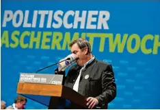  ?? Foto: Peter Kneffel, dpa ?? Markus Söder trinkt zwar keinen Alkohol, traf jedoch die bierselige Laune am Aschermitt­woch in Passau gewohnt gut.